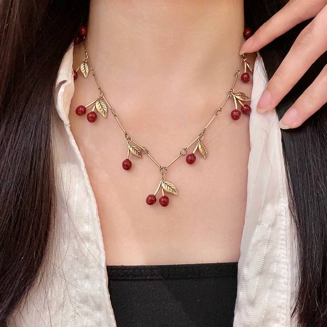 新款Ysl 圣罗兰项链原装黄铜材质 Yves Saint Laurent 创立于1961年 优雅抽象大胆别致的设计风格使它成为奢华时尚界著名的品牌之一。引领精致