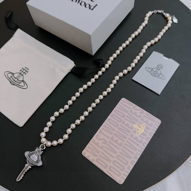 高品质经典大土星项链男女同款 60Cm 项链Vivienne Westwood西太后土星珍珠项链！英国时装设计师，时装的朋克之母！时尚潮流风格，品质强大，超美的