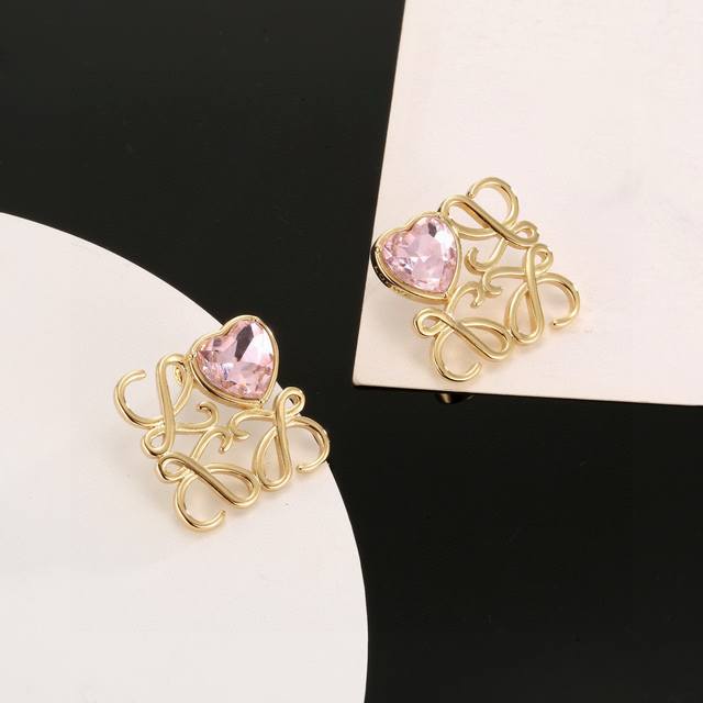 金色爆款罗意威的设计真的很厉害，非常的艺术！它的Logo就是最美的艺术！ 金色罗意威字母细节处理的非常细腻光滑！各种造型服装都是无敌百搭！