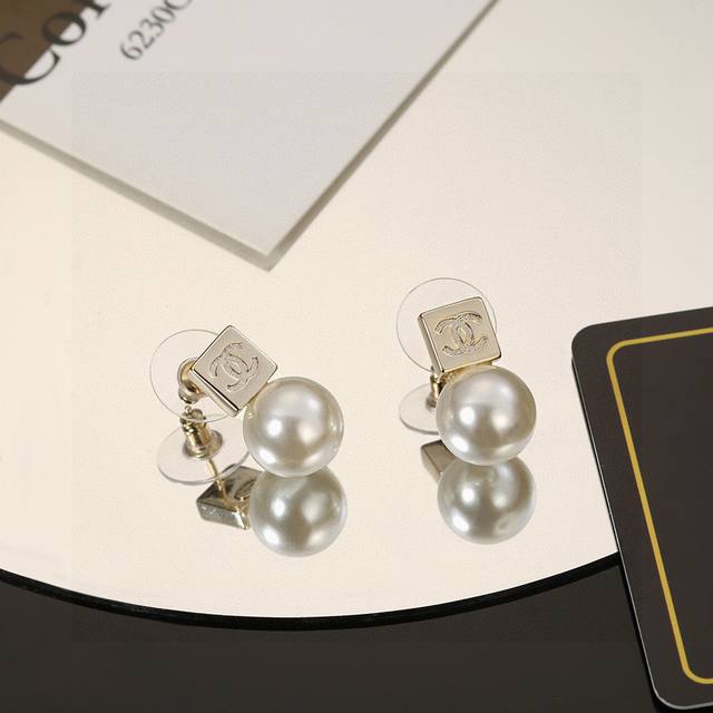 越时尚的女人就越懂得利用饰品来衬托自己美丽简约中不失优雅与趣味，丰富的视觉层次感，让这个耳钉多了几分乐趣。香奈儿耳环 小香家经典款耳钉