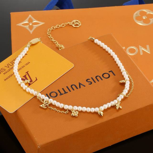 路易威登字母珍珠项链 秉承精湛匠艺 抛光色泽成就经典 Lv 字母的自然化身，流露品牌格调 明星同款 经典百搭 项链