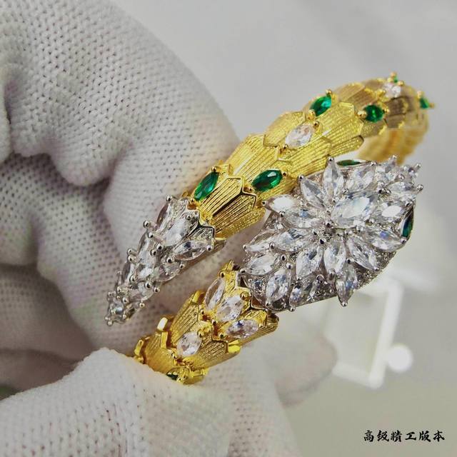 V精高版 宝格丽大号绿眼睛公主蛇手镯，时尚高级精品 奢侈品蛇升级版Bvlgari 火爆进口工艺高碳钻，内圈完美 镂空、网底 真金电镀、形态栩栩如生，原版复刻