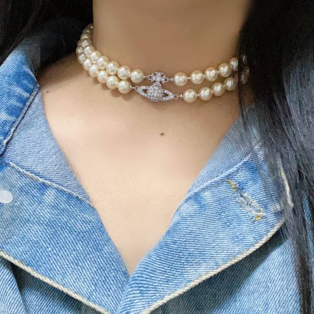 Vivienne Westwood薇薇安西太后土星 珍珠项链优雅大方精工设计 非常修饰脸型 青春活力 一眼就被这款吸引了 非常漂亮的颜色搭配 时尚又俏皮