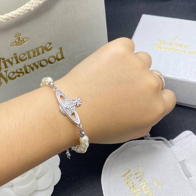 Vivienne Westwood薇薇安西太后土星 珍珠手链优雅大方精工设计 非常修饰脸型 青春活力 一眼就被这款吸引了 非常漂亮的颜色搭配 时尚又俏皮