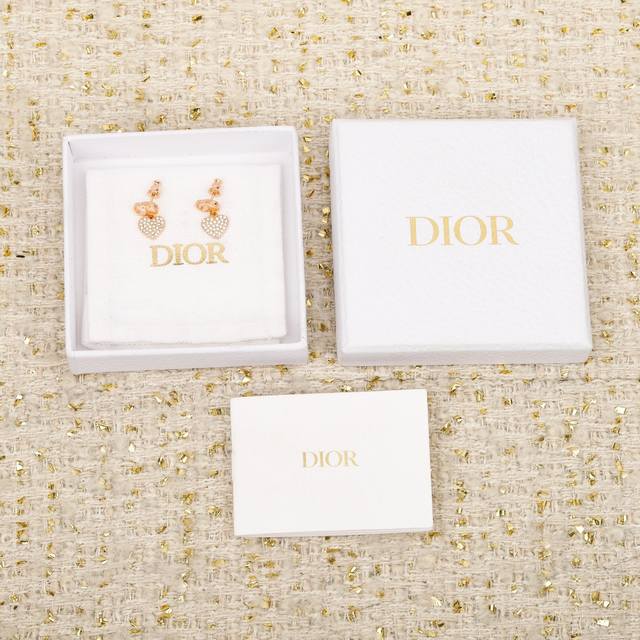 206447 我们出品 Zp4290，量大咨询客Fu Dor最新款爱心耳钉 认准我们一致致Zp，黄铜材质，颗颗施华洛水晶，Silver Shadow颜色 银色里