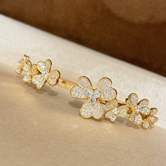 A2335 Van 三叶草Frivole系列 三叶草 满钻 开口手镯 手镯 最高版本定制 925纯银镶嵌厚金材质 非常非常非常的精美，不论外观，形状，背面分布，