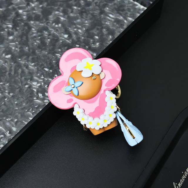 Lv钥匙扣｜黑皮夏威夷娃娃 新款来啦 天啦噜 谁能拒绝在夏威夷海滩 晒得黝黑的Vivian 丑萌丑萌 非常特别哦！