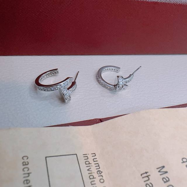 卡地亚耳环V金材质系列 品相完美，细节无敌，那种独特的色泽完全无可挑剔，再缀以经典指环外形设计，简约之余却又优雅夺目，V金纯手工的组合更显气色，上手雅致动人。男