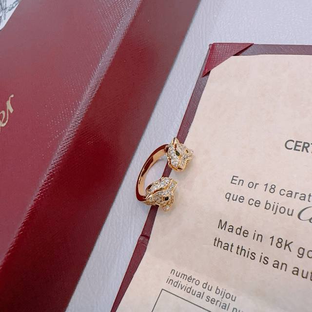 卡地亚戒指V金材质系列 品相完美，细节无敌，那种独特的色泽完全无可挑剔，再缀以经典指环外形设计，简约之余却又优雅夺目，V金纯手工的组合更显气色，上手雅致动人。男