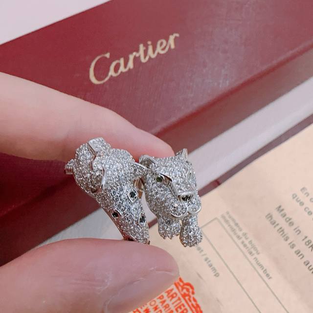 卡地亚戒指V金材质系列 品相完美，细节无敌，那种独特的色泽完全无可挑剔，再缀以经典指环外形设计，简约之余却又优雅夺目，V金纯手工的组合更显气色，上手雅致动人。男