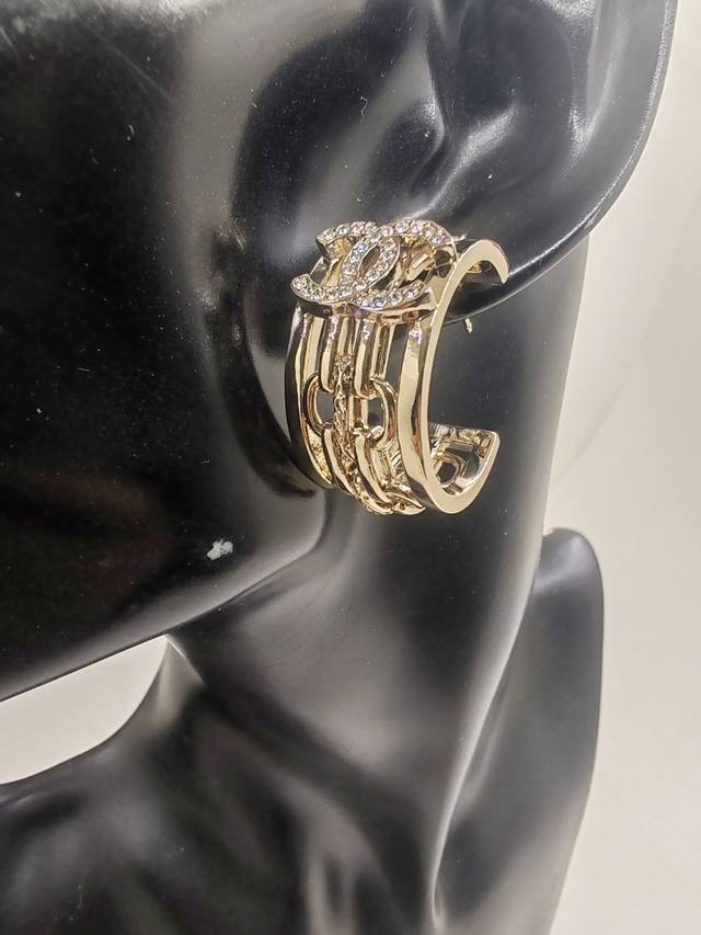 Ch*Nel 最新款浅金镂空Cc耳钩 一致Zp黄铜材质