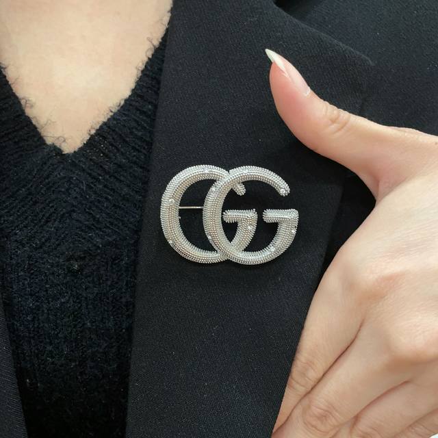 古驰Gucci专柜新款同步上新胸针，是最懂女人的饰物。那些倾注了全部心血去做自己的女人，往往更珍惜胸针的意义。古驰女士把胸针别在帽子上，并告诉那些模仿她的时髦女