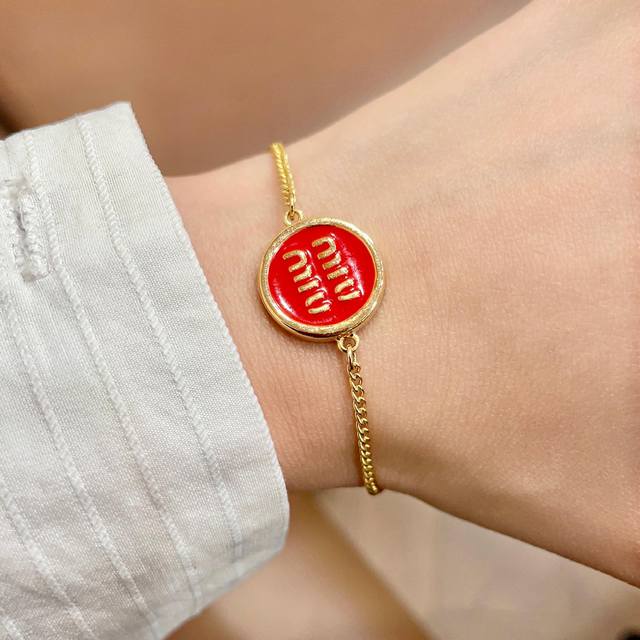 Zp打版 Miumiu字母手链 优雅大方精工设计 雕刻 非常修饰脸型 青春活力 一眼就被这款吸引了 非常漂亮的颜色搭配 时尚又俏皮