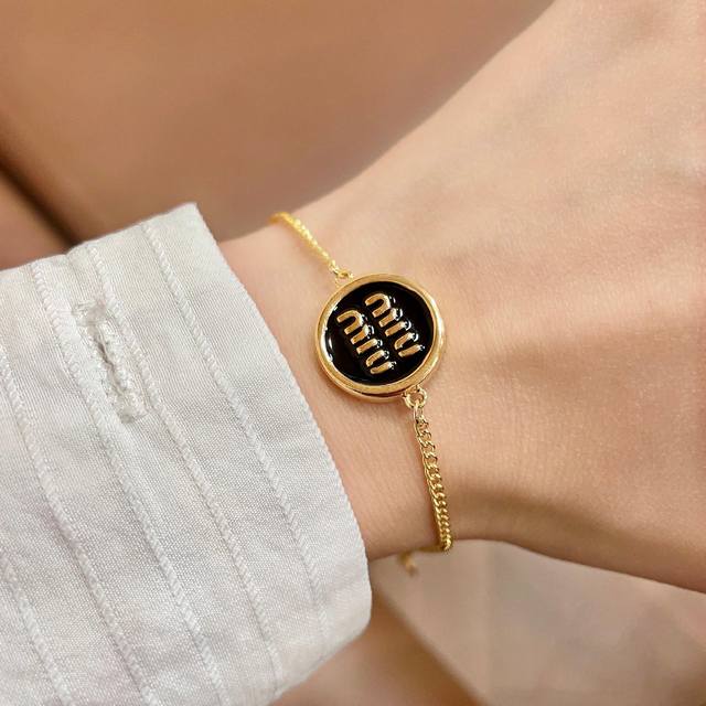 Zp打版 Miumiu字母手链 优雅大方精工设计 雕刻 非常修饰脸型 青春活力 一眼就被这款吸引了 非常漂亮的颜色搭配 时尚又俏皮
