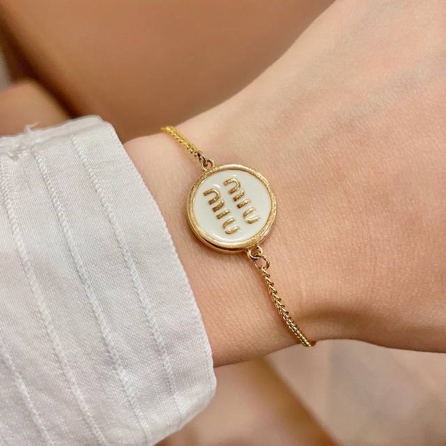 Zp打版 Miumiu字母手链 优雅大方精工设计 雕刻 非常修饰脸型 青春活力 一眼就被这款吸引了 非常漂亮的颜色搭配 时尚又俏皮