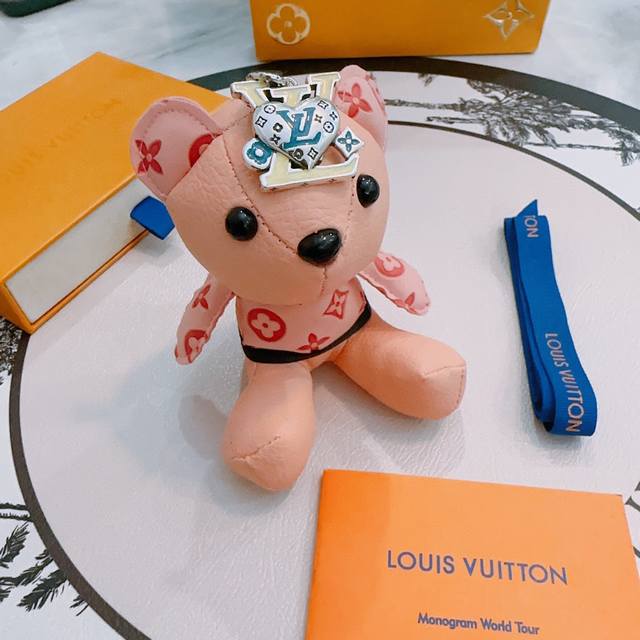 新品发布Lv钥匙扣 Lv包包扣 最新款包包挂饰档次更高明星同款Anger Forest系列经典款联名设计理念钥匙扣系列 细节对版做旧处理 非市面亮面版型 这款一