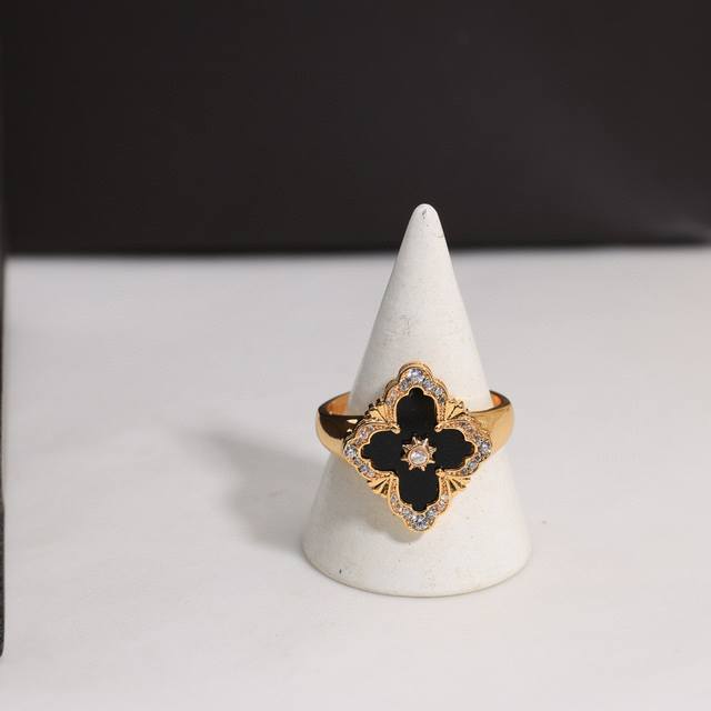 布契拉提 Buccellati 意大利高级珠宝品牌 复古宫廷风带钻拉丝四叶草贝壳玛瑙玉髓双面戒指 V金材质 18K厚金电镀 高品质 布契拉提戒指 四叶草戒指 开