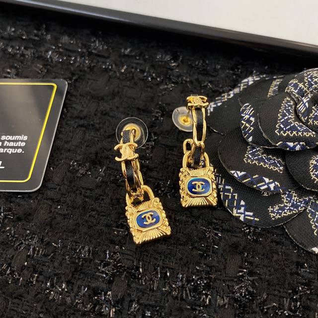 Chanel 新款复古耳钉 做工精致细腻电镀18K金春夏秋冬超百搭款[害羞]每个美女都能驾驭的一个美款！这怎么搭都是妥妥哒