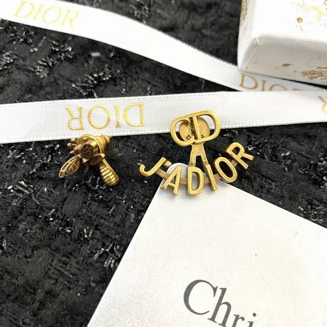 迪家耳钉火爆热销款经典回货同步专柜正品开模独家高端品质实拍图Ab款设计款式新颖突出独特的设计风格不烂大街不易撞款戴上它，你就是这条Gai最靓的妞现货发售