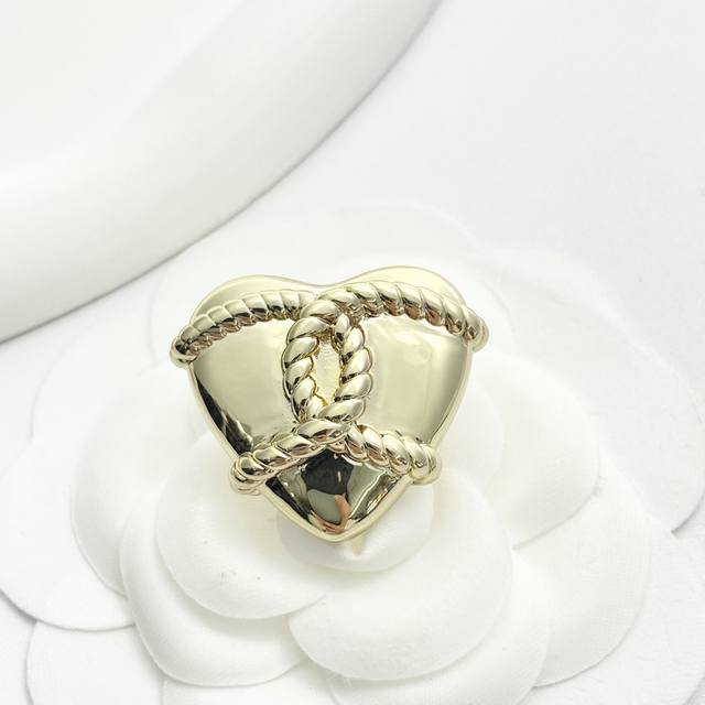 香奈儿胸针热销爆上新 Chan 25C 金色麻花绳索双C爱心胸针 绳索纹路的双C缠绕在立体爱心上～增添了一丝独特 海军风设计非常时尚休闲 很有漫画感 很小巧精致