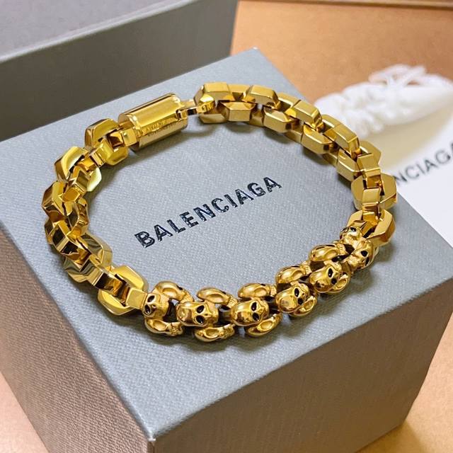 原单货新品 巴黎世家项链 Balenciaga 新款项链专柜一致 细节做工精细 每个细节流程到位 设计工艺精细 火爆款出货 设计独特 复古风格 巴黎世家项链