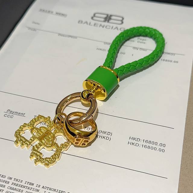 新品发布 巴黎世家包包挂饰钥匙扣 巴黎世家钥匙扣 最新款包包挂饰档次更高明星同款 经典款联名设计理念钥匙扣系列 细节对版做旧处理 非市面亮面版型 这款一直在出