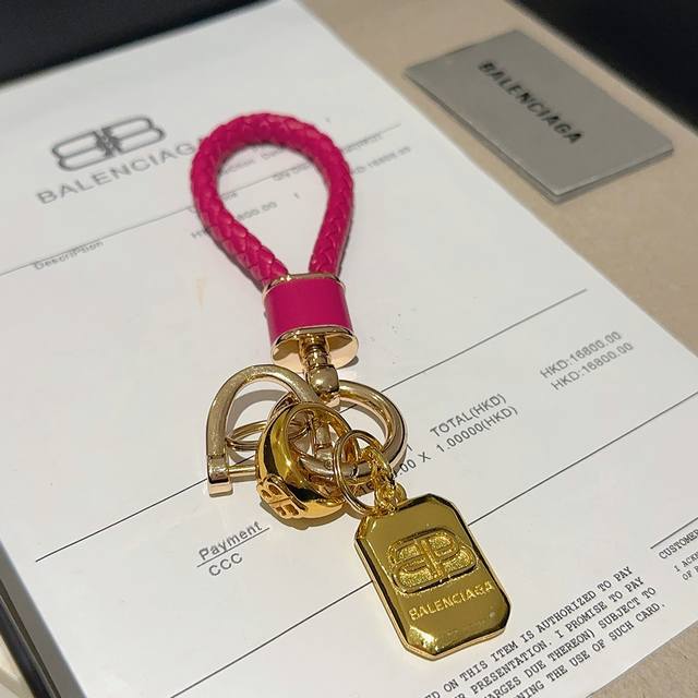 新品发布 巴黎世家包包挂饰钥匙扣 巴黎世家钥匙扣 最新款包包挂饰档次更高明星同款 经典款联名设计理念钥匙扣系列 细节对版做旧处理 非市面亮面版型 这款一直在出