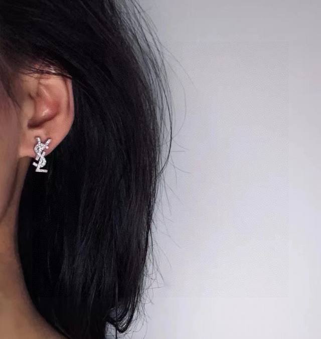 小红书推荐爆款新款Ysl圣罗兰复古银做旧满钻小耳环耳钉。 带Logo优雅大方特别精工设计 非常修饰脸型 青春活力 一眼就被这款吸引了 非常漂亮的颜色搭配 时尚又