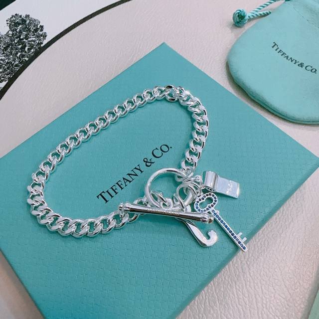 蒂芙尼手链 Tiffny&Co. 专柜精工银版本 明星同款 复古做旧风 原版复刻 纯手工打造 ～正品开模潮流时尚必备 男女均可佩戴 情侣款同款 摇滚朋克银风格