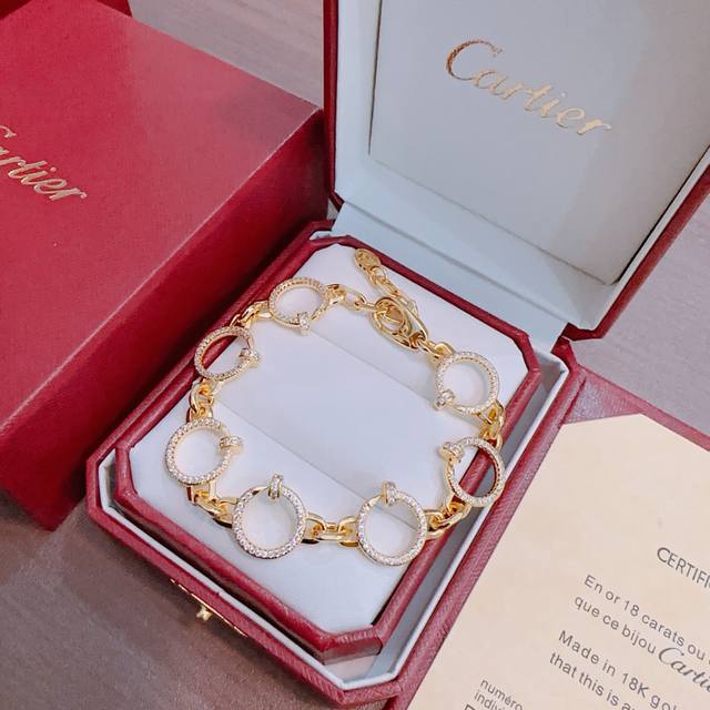 新款卡地亚手链V金材质系列 品相完美，细节无敌，那种独特的色泽完全无可挑剔，再缀以经典指环外形设计，简约之余却又优雅夺目，V金纯手工的组合更显气色，上手雅致动人