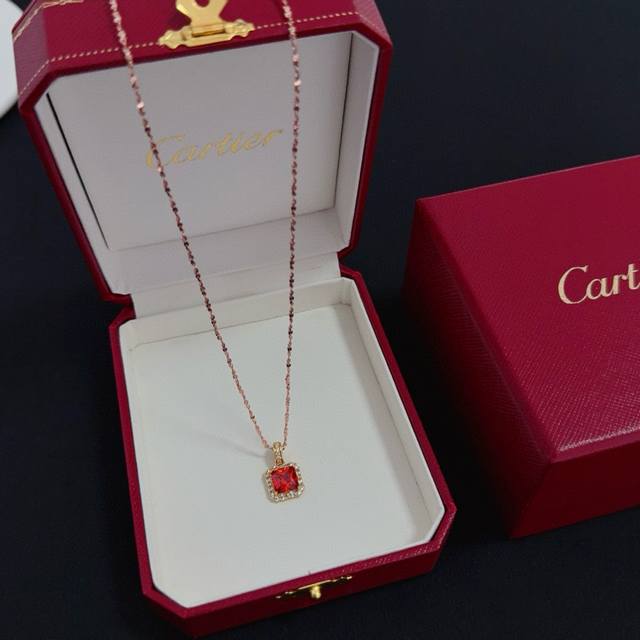 卡地亚镶钻项链 明星网红同歀 抖音小红书爆款 高端定制版本 镶嵌钻工艺 V金材质 经典而时尚风格 用凌厉线条重构爱情美学！打破常规，镶嵌钻设计反而成就高级感天花