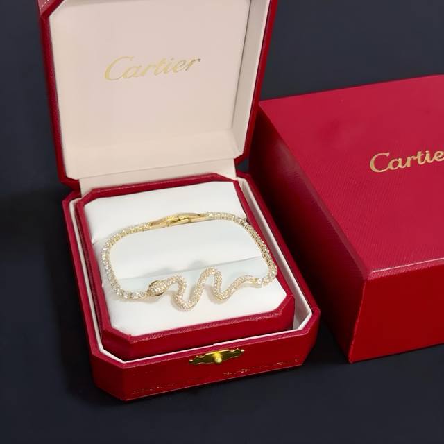 卡地亚镶钻手链 高端定制版本 镶嵌钻工艺 V金材质 经典而时尚风格 用凌厉线条重构爱情美学！打破常规，镶嵌钻设计反而成就高级感天花板 无需浮华堆砌，爱本应纯粹如