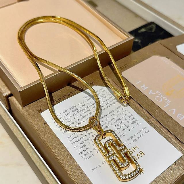 宝格丽项链V金材质 Bvlgari宝格丽 Divas‘ Dream 系列 品相完美，细节无敌，那种独特的色泽完全无可挑剔，再缀以经典指环外形设计，简约之余却又优