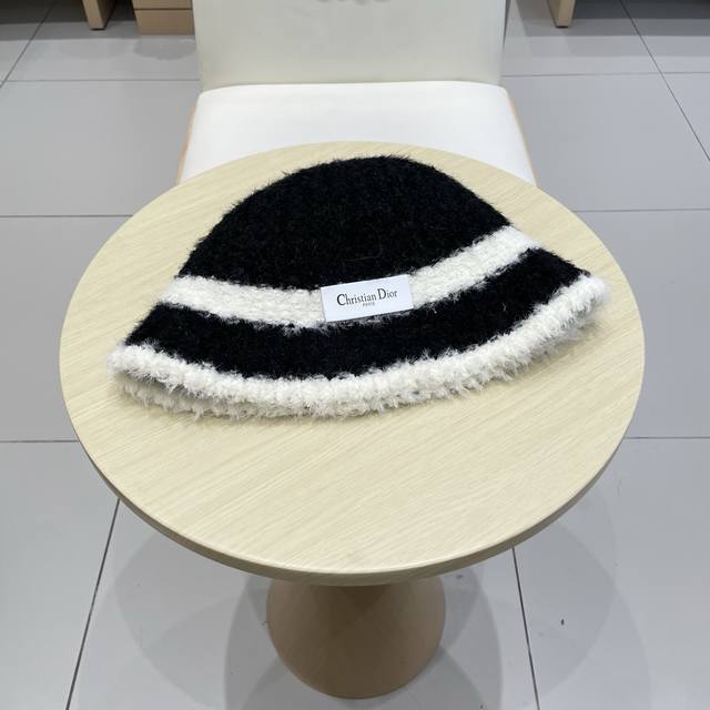Dior 秋冬季针织保暖护耳女款日系简约水桶帽防寒毛绒帽子现货