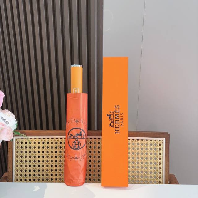 爱马仕 HermèS 极品H家三折自动伞重磅呈现 以其精湛的工艺技术和源源不断的想像力 新涂层技术伞布 带来令人惊喜的遮光效果 让防晒及隔热性能更优保障 伞骨的