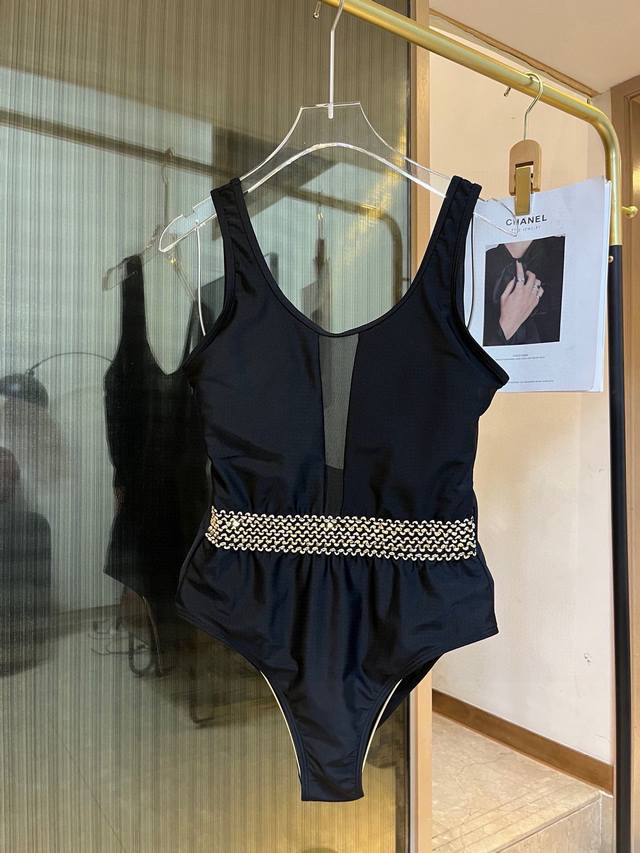 特 P 范思哲最新款沙滩系列连体式泳衣 可以说是游泳衣的天花板了强烈推荐！ 实物非常高级，泳衣外穿太了，怎么穿怎么好看海边度假，超级出片，适合多种场景的游泳衣♀