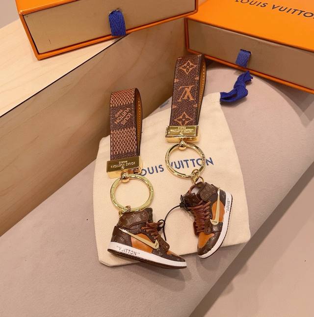 Lv经典老花棋格钥匙扣 钥匙扣联名Nike迷你鞋子挂件时尚个性！车钥匙挂件 包包挂件配饰 Monogram 帆布不仅精美，而且经久耐用， 是 Dragonne