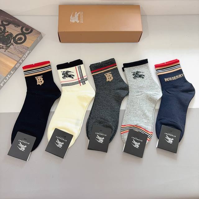 配包装 一盒5双 Burberry 巴宝莉 超火爆男款中筒袜子、纯棉面料，潮人必备款，个性时尚百搭款，！你值得拥有哦超柔软材质，舒适透气！