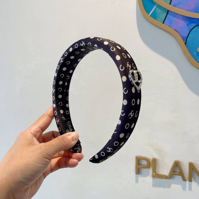 配包装 Chanel 香奈儿 新款缎面小香发箍，复古头箍，网红爆款推荐 搭配高端材质，超精致，时尚百搭。