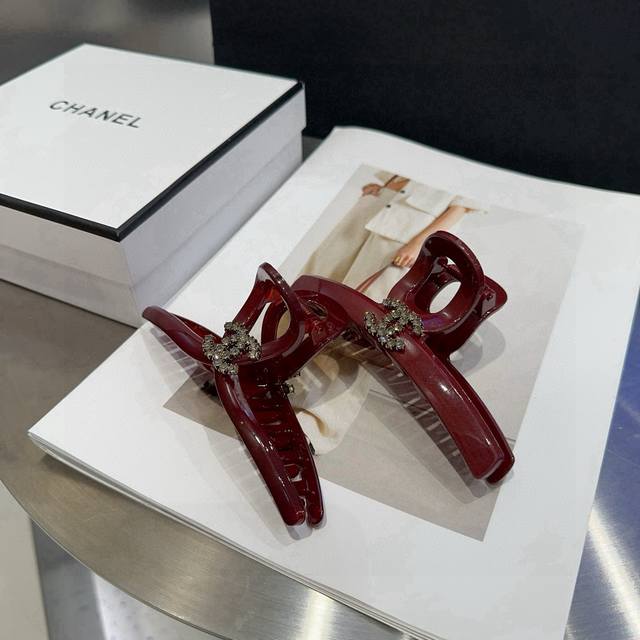配包装盒 Chanel 香奈儿 最新款小香安多拉红钻石抓夹，超级好看！名媛范儿十足，小仙女必备