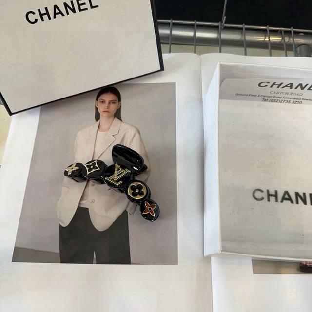 配包装盒 Louis Vuitton 路易威登 驴家新品抓夹，简单大气，特别吸睛，超火爆小单品！大牌出街，潮人必备