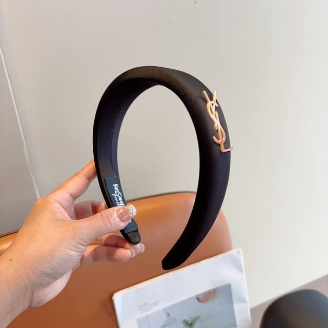 配包装 圣罗兰 新款潮流高级感缎面发箍，光滑海绵头箍 简约百搭，潮女必备品，超级的高大上！