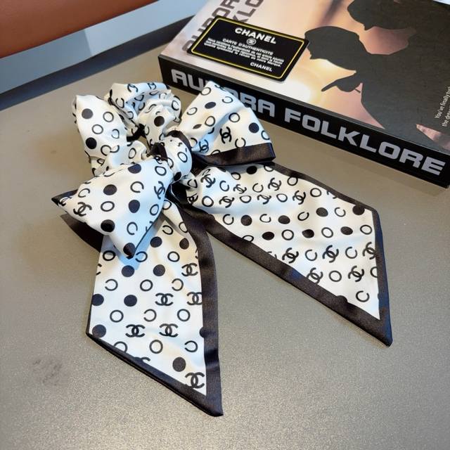 配包装 Chanel 香奈儿 双C字母飘带马尾发圈 蝴蝶结肠圈，高档韩版皮筋，经典花型设计， 高端大气，名媛范儿，