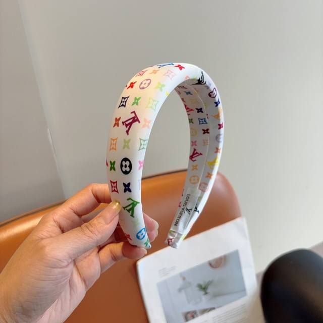 配包装 Lv 路易威登 经典新款发箍，时尚可爱宽边头箍，专柜最新款来袭时尚百搭，女神必入 ！