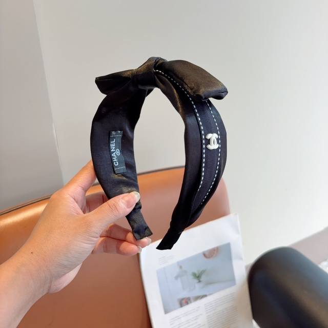 配包装 Chanel 香奈儿 新款缎面小香蝴蝶结发箍，复古头箍，网红爆款推荐 搭配高端材质