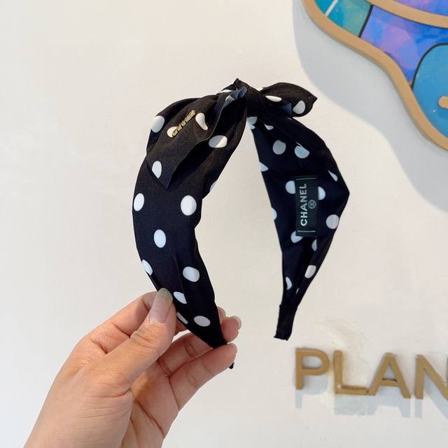 配包装 Chanel 香奈儿 新款小香波点宽边发箍，复古头箍，网红爆款推荐 搭配高端材质，超精致，时尚百搭。