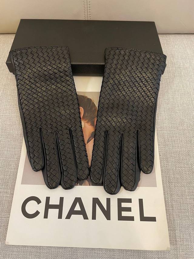 新款独家首发 Bv女士新款高档羊皮手套不可错过 一级绵羊皮 皮质细腻柔软 羊绒内里保暖更佳 送礼首选