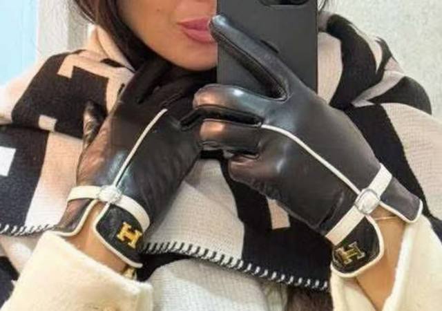 爱马仕欧洲新款 顶级原单 女士高档手套 百分百选用进口羊皮 皮质光滑细腻柔软 手感一流认准进口羊皮特有手感原版金色山茶花朵顶级做工任何细节都不放过正品开版 码数