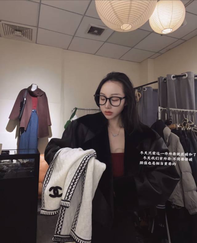 Chanel香奈儿波纹钩花羊绒围巾，纯手工一针一线缝制 肉眼可见的精致～ %羊绒，暖和也很百搭～尺寸 *35