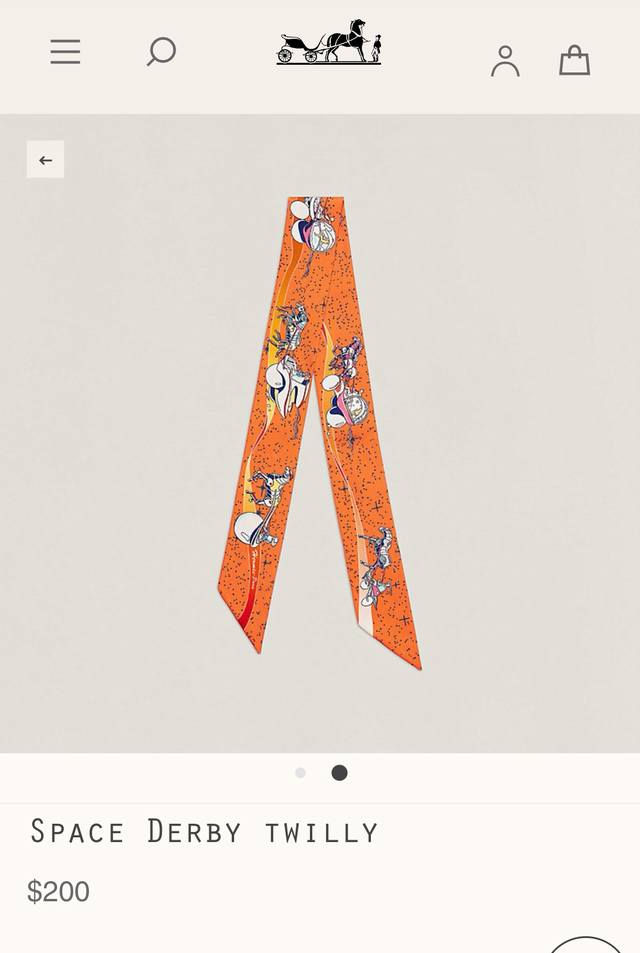 Phms2348 爱马仕新款Twilly 太空德比 顶级斜纹真丝打造 超精细的印花 字迹非常清晰 绝对是送礼自用的首选丝带既可绕于颈间，亦可缠于腕部、腰部，同样